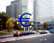 ΕΚΤ Η διολίσθηση του ευρώ ευνοεί τις οικονομίες του Νότου