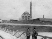 Άποψη της Λάρισας με τη γέφυρα και το τζαμί του Χασάν μπέη. Από το περιοδικό Harper’sWeekly της Ν. Υόρκης, τεύχος της 8ης Μαΐου 1897. Από τη συλλογή του Θανάση Μπετχαβέ.