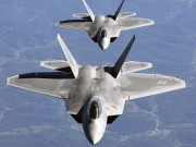 Μη επανδρωμένα και αμερικανικά F-22 Raptor (φωτ.), προανήγγειλαν την αναβάθμιση της στρατιωτικής συνεργασίας με τις ΗΠΑ
