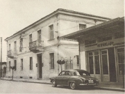 Το «Ξενοδοχείον της Γαλλίας» όπως ήταν όταν μετονομάσθηκε σε «Παλλάδιον». Δεξιά το «Ζαχαροπλαστείον Κυψέλη» των αδελφών Κωνσταντινίδη. Φωτογραφία του 1960