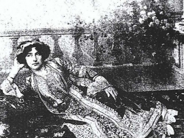 Λαρισαία κόρη με το νυφικό φόρεμα της Ειρηνούλας Άρτη-Χριστάκη. Φωτογραφία του Λαρισαίου φωτογράφου Ιωάννη Παντοστόπουλου. 1905. Από το αρχείο εφημερίδων του Θανάση Μπετχαβέ.