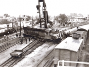 * ΠΡΟΣ Βόλο δεξιά, ευθεία προς Θεσσαλονίκη, λίγο μετά τον Σταθμό της Λάρισας. Δημοσίευμα της εφημερίδας από τον Μάρτιο του 1984 φέρνει ο αρχειοφύλαξ Ε.Ρ. Άλλες οι μηχανές των τρένων τότε, αλλιώτικοι κι οι γερανοί μετά από εκτροχιασμό. Το «κλειδί», ακριβώς μπροστά, παραμένει το ίδιο κρίσιμο στοιχείο. Ζ.