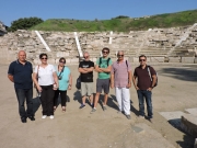 Βέλγοι, Ιταλοί και Έλληνες εκπαιδευτικοί, με τον σκηνοθέτη Μισέλ Τανέ, στο πλαίσιο της ξενάγησής τους στα ιστορικά μνημεία της Λάρισας
