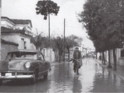  Η οδός Ρούσβελτ (Φαρσάλων προπολεμικά) λίγο πριν από τη συμβολή της με την οδό Μανδηλαρά. Στο σημείο που είναι ο ποδηλάτης υπήρχαν τα δύο τουρκόσπιτα που έκλειναν τον δρόμο και οι νεαροί Λαρισαίοι τα πυρπόλησαν το 1896. Φωτογραφία του Τάκη Τλούπα. 1948. Από το βιβλίο «Λάρισα. Εικόνες του χθες», έκδοση της Δημοτικής Πινακοθήκης Λάρισας-Μουσείο Γ. Ι. Κατσίγρα (2003)3 σ. 96.