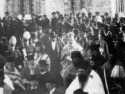 Ο μητροπολίτης Αμβρόσιος με το ιερατείο και τους επισήμους κατευθύνεται εν πομπή προς τη γέφυρα του Πηνειού για την τελετή κατάδυσης του Σταυρού. Θεοφάνεια 1905. Φωτογραφία Γεωργ. Λαμπάκη. Αρχείο Γιάννη Ρούσκα