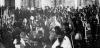 Ο μητροπολίτης Αμβρόσιος με το ιερατείο και τους επισήμους κατευθύνεται εν πομπή προς τη γέφυρα του Πηνειού για την τελετή κατάδυσης του Σταυρού. Θεοφάνεια 1905. Φωτογραφία Γεωργ. Λαμπάκη. Αρχείο Γιάννη Ρούσκα