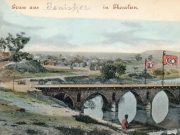 Gruss aus Jenisher in Thesalien (Χαιρετισμούς από τη Λάρισα της Θεσσαλίας). Η γέφυρα του Πηνειού σε επιστολικό δελτάριο του 1897. Διακρίνονται οι δύο πρόσθετες τουρκικές σημαίες τοποθετημένες στα στηθαία της. Συλλογή Αντώνη Γαλερίδη