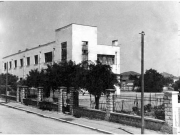 Το παλιό κτιριακό συγκρότημα του ΣΤ’ Δημοτικού Σχολείου.  Μεταπολεμική φωτογραφία. Αρχείο Αριστ. Παπαχατζόπουλου