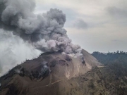 Έκρηξη ηφαιστείου αναστατώνει νησί
