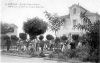 Μαθητές της Αβερωφείου Γεωργικής Σχολής με τους καθηγητές τους κατά τη διάρκεια πρακτικού μαθήματος στον υπαίθριο χώρο της. Φωτογραφία από επιστολικό δελτάριο του Fr. Caloutas, ταχυδρομημένο το 1919 από τη Λάρισα. Αρχείο Φωτοθήκης Λάρισας.
