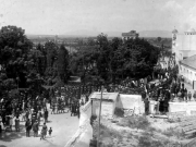 Η πομπή της λιτάνευσης της εικόνας του Αγ. Αχιλλίου επιστρέφει στην μητροπολιτικό ναό. Φωτογραφία από οίκο δημοπρασιών. Περίπου 1933.