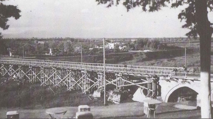 Η πρόχειρη αποκατάσταση της ανατιναγμένης δύο φορές γέφυρας του Πηνειού κατά τη διάρκεια της κατοχής.  Επιστολικό δελτάριο του φωτογράφου Νικολάου Μούσιου. 1948. Αρχείο Φωτοθήκης Λάρισας.