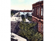 Στα δεξιά της εικόνας τμήμα του πυρπολημένου κτιρίου των Δικαστηρίων (Θέμιδος Μέλαθρον) της Λάρισας. Λεπτομέρεια από επιστολικό δελτάριο του Στέφανου Στουρνάρα. 1906 περίπου.