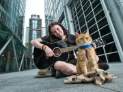 Η ταινία &quot;Ένας γάτος που τον έλεγαν Μπομπ&quot; αναδεικνύει τα προβλήματα των χιλιάδων αστέγων