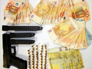 Ο οπλισμός και τα χρήματα που κατασχέθηκαν χθες στη Γιάννουλη, όπου συνελήφθησαν πατέρας και γιος