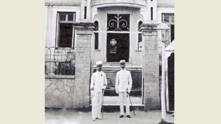 Αξιωματικοί έξω από την κύρια είσοδο του αρχοντικού του Στεφάνοβικ. Ιούλιος 1912.