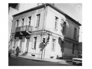 Το κτίριο Τριπουλά-Λάμπρου στη γωνία των σημερινών οδών Ρούσβελτ και Μανδηλαρά, σε ημέρες πλήρους λειτουργίας του. Μεταπολεμική φωτογραφία από το φωτογραφικό αρχείο του Κώστα Σπανού