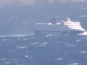 «Μάχη» πλοίου με τα κύματα στο στενό Τήνου – Μυκόνου (Βίντεο)