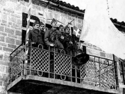 Ο συνταγματάρχης Γεώργιος Χατζηαναγνώστου (τρίτος από αριστερά) με την ελληνική σημαία, στον εξώστη του Δημαρχείου της Κορυτσάς. Φωτογραφία από το αρχείο της οικογένειας.