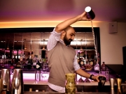 Ο Κώστας Καραβάνας όπως κάθε ικανός bartender, δεν είναι μόνο ένας δημιουργός γεύσεων, αλλά και ένας ψυχολόγος, ένας εξομολογητής πίσω από τον «τελευταίο ναό επικοινωνίας των ανθρώπων»: ένα μπαρ