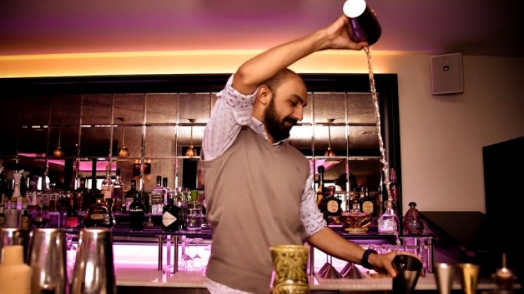 Ο Κώστας Καραβάνας όπως κάθε ικανός bartender, δεν είναι μόνο ένας δημιουργός γεύσεων, αλλά και ένας ψυχολόγος, ένας εξομολογητής πίσω από τον «τελευταίο ναό επικοινωνίας των ανθρώπων»: ένα μπαρ