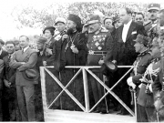 Λάρισα, 29 Σεπτεμβρίου 1935. Ο μητροπολίτης Δωρόθεος, ο αντιπρόεδρος της Κυβέρνησης Γεώργιος Κονδύλης, ο υπουργός Εργασίας Γεώργιος Καρτάλης και οι λοιποί επίσημοι  πάνω σε ειδική εξέδρα κατά τη διάρκεια της παρέλασης. Αρχείο Θανάση Μπετχαβέ