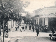 Η οδός Ακροπόλεως (σήμερα Παπαναστασίου) στη διασταύρωσή της με τη Μακεδονίας (Βενιζέλου). Κάρτα των αδελφών Παπακωνσταντίνου. Μέσα δεκαετίας 1920. Συλλογή Αντωνίου Γαλερίδη.