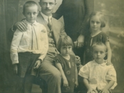 Ο Γεώργιος Θ. Δημητρίου σε ηλικία 38 ετών, με τη σύζυγό του Χρυσούλα και τα παιδιά τους (από αριστερά): Αχιλλέα, Βασιλική, Γεωργία και Θεόδωρο. Τα άλλα δύο παιδιά (Άννα και Εριφύλη) δεν είχαν ακόμα γεννηθεί. Φωτογράφος: Γεράσιμος Δαφνόπουλος (Λάρισα, 6 Σεπτεμβρίου 1924). Αρχείο Αλέξανδρου Χ. Γρηγορίου.