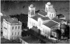 Το τριώροφο αρχοντικό του Ιωάννου Βελλίδη αριστερά.  Απέναντί του ο προπολεμικός ναός του Αγ. Αχιλλίου. Φωτογραφία του 1929.