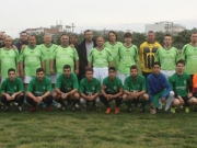 Αναμνηστική φωτογραφία των δύο ομάδων πριν το παιχνίδι