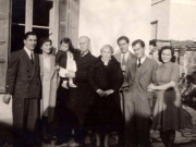 Η οικογένεια του Πάνου Σάπκα στην αυλή του πατρικού σπιτιού, επί της οδού Καλλιάρχου 2. Από αριστερά Κίμων, Έλλη, ο παππούς Πάνος κρατώντας στην αγκαλιά τον συνονόματο εγγονό από τον γιο του Δημήτριο, Φρόσω, Κλέαρχος, Δημήτριος και η σύζυγός του Θάλεια. Φωτογραφία του 1944.