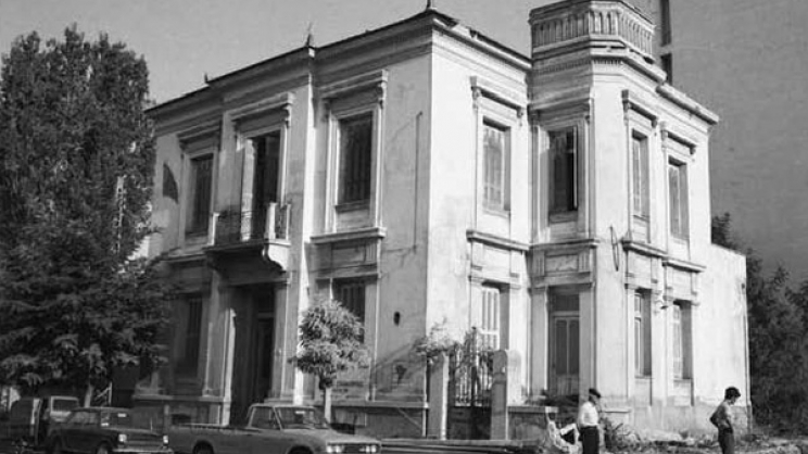 Το αρχοντικό Δημ. Πουλιάδη, στη βόρεια πλευρά της πλατείας Ταχυδρομείου. Φωτογραφία του Τάκη Τλούπα. Δεκαετία 1970