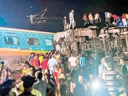 Τουλάχιστον 80 νεκροί σε σύγκρουση επιβατικού με εμπορικό τρένο