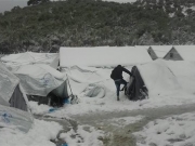 Βουλιάζουν στο χιόνι οι σκηνές των προσφύγων στα νησιά