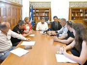 * «ΕΧΟΥΜΕ χρέος να μην ξεχάσουμε αυτό που συνέβη και να πληρώσουν οι υπεύθυνοι για τις εγκληματικές τους ευθύνες» τόνισε ο πρόεδρος του ΠΑΣΟΚ, Νίκος Ανδρουλάκης, ο οποίος συναντήθηκε χθες με τον Σύλλογο Πληγέντων Δυστυχήματος Τεμπών στο γραφείο του στη Βουλή. Ο κ. Ανδρουλάκης επισήμανε ότι πρέπει η δικαιοσύνη να διερευνήσει τις ευθύνες των αρμοδίων στους εμπλεκόμενους οργανισμούς υπό οποιαδήποτε κυβέρνηση για την τραγική ολιγωρία και αδράνεια ως προς την εγκατάσταση της τηλεδιοίκησης στο σιδηροδρομικό δίκτυο. Ενώ τα μέλη του Συλλόγου παρέδωσαν στον πρόεδρο του ΠΑΣΟΚ υπόμνημα με το οποίο μεταξύ άλλων ζητούν και την αξιοποίηση των κοινοβουλευτικών μέσων ελέγχου εκ μέρους των πολιτικών κομμάτων, προκειμένου να αποκαλυφθεί η αλήθεια και να τιμωρηθούν οι ένοχοι. Στη συνάντηση παρευρέθηκε και η βουλευτής Λάρισας και γραμματέας Κ.Ο. του ΠΑΣΟΚ, Ευαγγελία Λιακούλη.