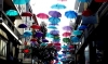 Αιωρούμενες ομπρέλες στην οδό Απόλλωνος