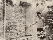 Τμήμα από τον περίβολο του τάφου του Χουρσίτ πασά, με το άνοιγμά του πρόχειρα φραγμένο. Φωτογραφία του 1962, από το βιβλίο των Αβραμόπουλου – Βουτσιλά «Λάρισα», σελ. 53. 