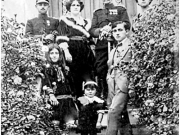 Η οικογένεια Άρτη φωτογραφίζεται μαζί με άγνωστη  σε μας οικογένεια. Στην επάνω σειρά στο μέσον η Καλλιόπη  και ο Ιωάννης Άρτης. Πιο κάτω αριστερά και στο μέσον  οι κόρες του Νίνα και Λουκία. Φωτογραφία του 1914.  Από το αρχείο της Αθηνάς Άρτη. 