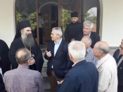 Ο Μάξιμος Χαρακόπουλος ενημερώνεται από τον μητροπολίτη Ελασσώνος και κατοίκους της Σκαμνιάς για τον μεταβυζαντινό ναό της Αγίας Τριάδας