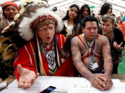 Εκπρόσωποι ιθαγενών από τη Ντακότα των ΗΠΑ και τον Παναμά, μιλούν σε δημοσιογράφους, στο περιθώριο της συνόδου για το κλίμα.