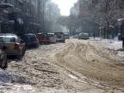 Η αρνητική θερμοκρασία, σε όλη τη διάρκεια της ημέρας, στη Λάρισα, μετέτρεψε τα χιονισμένα πεζοδρόμια και πεζοδρόμους, σε «παγοδρόμια»