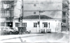 Το ισόγειο κτίριο της φωτογραφίας βρισκόταν στη διασταύρωση των σημερινών οδών Παναγούλη και Πολυτεχνείου και στέγασε το 1951 τη νεοσύστατη τότε  Φιλαρμονική του Δημοτικού Ωδείου Λάρισας. Από το αρχείο της Φωτοθήκης.