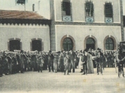 Οι σπουδαστές του Διδασκαλείου με τους καθηγητές τους έξω από το κτίριο του Θεσσαλικού Σιδηροδρόμου, λίγο πριν αναχωρήσουν για την εκδρομή τους στα παράλια του Παγασητικού. Επιστολικό δελτάριο των Πάλλη-Κοτζιά, αρ. 884. Περίπου 1902. Εντύπωση προκαλεί ο μεγάλος αριθμός των σπουδαστών