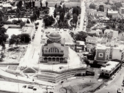 Ο λόφος της Ακροπόλεως (Φρουρίου) από ψηλά. Φωτογραφία του 1973 περίπου. Από το αρχείο του Θανάση Μπετχαβέ