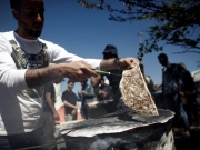 Ο …φουρνάρης των προσφύγων και οι αραβικές πίτες που γίνονται ανάρπαστες