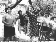 Πάσχα στη Λάρισα, το 1965, σε γειτονιά της συνοικίας Αγίου Κωνσταντίνου, στην οδό Αιόλου 15. Από αριστερά, η Ελένη Κισσάβου, δίπλα της η Δωροθέα Ηλία και στο τραπέζι κάθεται η Γεωργία Τσακίρη. Στο βάθος του τραπεζιού διακρίνεται η Μίτσα Μαλλιαρού με την κόρη της Κατερίνα (Αρχείο Γιάννη Τσακίρη).