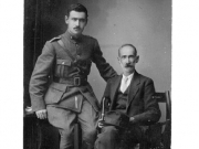 Ο Λέων Καλλέργης με τον πατέρα του Κωνσταντίνο (1920)