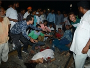 Ινδία: Τρένο έπεσε πάνω σε πλήθος