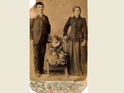 Ο Νικόλαος και η Άννα Νικόδημου, με την πρωτότοκη κόρη τους Κωνσταντινιά. Φθαρμένη από τον χρόνο φωτογραφία του Ιωάννη Παντοστόπουλου. 1895. Αρχείο οικογένειας Νικόδημου
