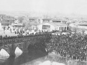 Τελετή κατάδυσης του Σταυρού από την γέφυρα του Πηνειού . Περίπου 1905. Αρχείο του Γιάννη Ρούσκα.
